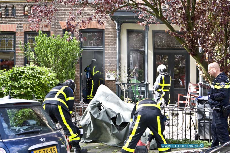 16051501.jpg - DORDRECHT 15 Mei 2016 Bij een keuken brand in de willemstraat is grote schade ontstaan aan de woning. De bewoonster was in paniek en vluchtte naar de buren, de brandweer bluste de brand en en ventileerde de woning zodat de rook uit de woning kon. Het Ambulance personeel keek de vrouw na.Deze digitale foto blijft eigendom van FOTOPERSBURO BUSINK. Wij hanteren de voorwaarden van het N.V.F. en N.V.J. Gebruik van deze foto impliceert dat u bekend bent  en akkoord gaat met deze voorwaarden bij publicatie.EB/ETIENNE BUSINK