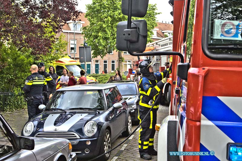 16051503.jpg - DORDRECHT 15 Mei 2016 Bij een keuken brand in de willemstraat is grote schade ontstaan aan de woning. De bewoonster was in paniek en vluchtte naar de buren, de brandweer bluste de brand en en ventileerde de woning zodat de rook uit de woning kon. Het Ambulance personeel keek de vrouw na.NOVUM COPYRIGHT ETIENNE BUSINK