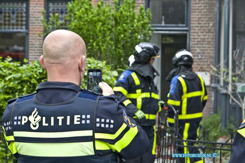 16051504.jpg - DORDRECHT 15 Mei 2016 Bij een brand maakte de politie agent voor publicatie op internet, twitter, facebook diverse foto's. Er is een discussie gaande over foto's door politie worden gebruikt voor nieuws doeleinden en dat dit niet zou moeten mogen.NOVUM COPYRIGHT ETIENNE BUSINK