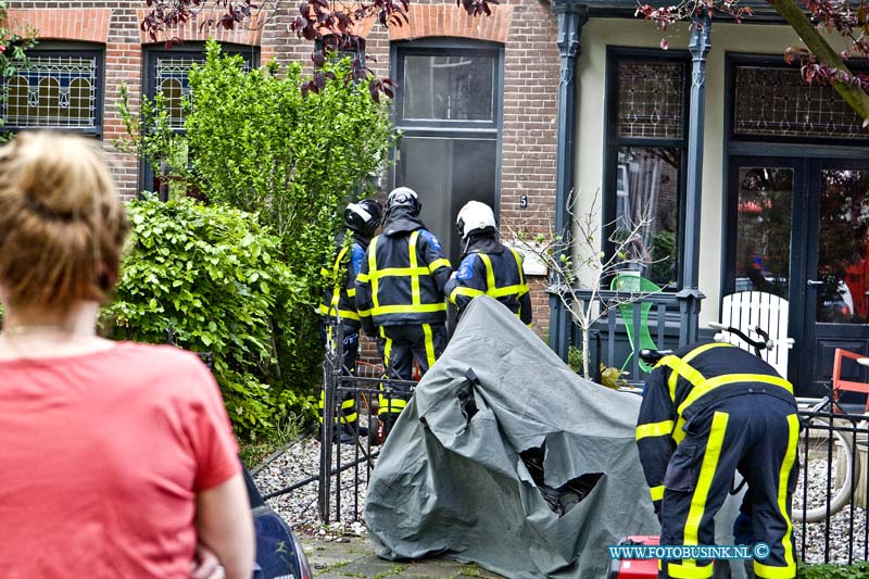 16051506.jpg - DORDRECHT 15 Mei 2016 Bij een keuken brand in de willemstraat is grote schade ontstaan aan de woning. De bewoonster was in paniek en vluchtte naar de buren, de brandweer bluste de brand en en ventileerde de woning zodat de rook uit de woning kon. Het Ambulance personeel keek de vrouw na.Deze digitale foto blijft eigendom van FOTOPERSBURO BUSINK. Wij hanteren de voorwaarden van het N.V.F. en N.V.J. Gebruik van deze foto impliceert dat u bekend bent  en akkoord gaat met deze voorwaarden bij publicatie.EB/ETIENNE BUSINK