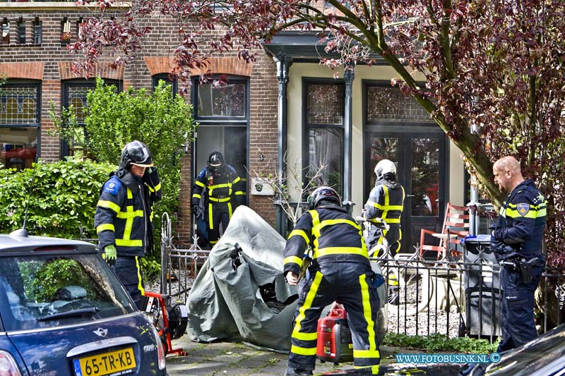 16051507.jpg - DORDRECHT 15 Mei 2016 Bij een keuken brand in de willemstraat is grote schade ontstaan aan de woning. De bewoonster was in paniek en vluchtte naar de buren, de brandweer bluste de brand en en ventileerde de woning zodat de rook uit de woning kon. Het Ambulance personeel keek de vrouw na.Deze digitale foto blijft eigendom van FOTOPERSBURO BUSINK. Wij hanteren de voorwaarden van het N.V.F. en N.V.J. Gebruik van deze foto impliceert dat u bekend bent  en akkoord gaat met deze voorwaarden bij publicatie.EB/ETIENNE BUSINK