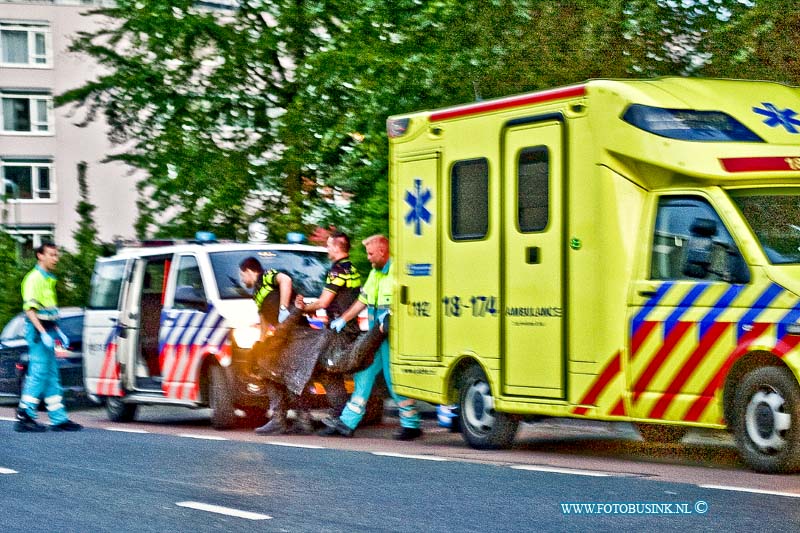 16051701.jpg - DORDRECHT 17 mei 2016 Update 25 mei 2016Onwel geworden arrestant in ziekenhuis overleden Dordrecht - Een 32-jarige Dordtenaar die onwel werd na zijn aanhouding op 17 mei is woensdag overleden. Op 17 mei kregen hulpdiensten de melding dat een dronken persoon op straat lag op het Crabbehofpad in Dordrecht. Toen agenten arriveerden had ambulancepersoneel de man al nagekeken. Hij bleek inderdaad dronken. Een broeder en agent ondersteunden de man bij het lopen naar de politiebus. De man spuugde vervolgens de broeder vol in het gezicht. Die deed daarvan ter plaatse aangifte en de man werd aangehouden.Vervolgens is de man aangehouden en naar het nabijgelegen politiebureau gebracht. Na die rit van twee minuten bleek de man onwel. Agenten hebben hem gereanimeerd, hij is overgebracht naar een ziekenhuis en zijn toestand bleef zorgelijk. Woensdag is de behandeling gestaakt.Omdat de man onwel werd na zijn aanhouding volgt een gebruikelijk Rijksrecherche-onderzoekNOVUM COPYRIGHT ETIENNE BUSINK