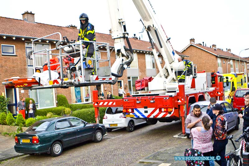 16051901.jpg - DORDRECHT 19-mei 2016 Een persoon gevallen op boven verdieping van woning in de Marianne straat in de Wijk Nieuw Kripijn. Omdat de trap een scherpe bocht maakt, werd de Brandweer ingeschakeld om het slachtoffer naar beneden te hijsen. De persoon raakt ernstig gewond en het personeel van de Trauma helikopter kwam ter plaatse om het personeel van de Ambulance te assisteren.Deze digitale foto blijft eigendom van FOTOPERSBURO BUSINK. Wij hanteren de voorwaarden van het N.V.F. en N.V.J. Gebruik van deze foto impliceert dat u bekend bent  en akkoord gaat met deze voorwaarden bij publicatie.EB/ETIENNE BUSINK