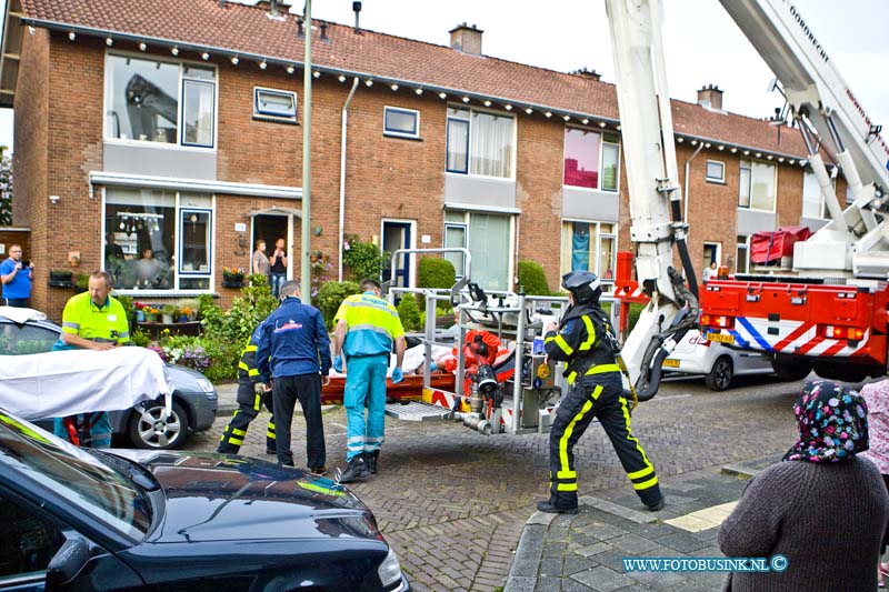 16051902.jpg - DORDRECHT 19-mei 2016 Een persoon gevallen op boven verdieping van woning in de Marianne straat in de Wijk Nieuw Kripijn. Omdat de trap een scherpe bocht maakt, werd de Brandweer ingeschakeld om het slachtoffer naar beneden te hijsen. De persoon raakt ernstig gewond en het personeel van de Trauma helikopter kwam ter plaatse om het personeel van de Ambulance te assisteren.NOVUM COPYRIGHT ETIENNE BUSINK