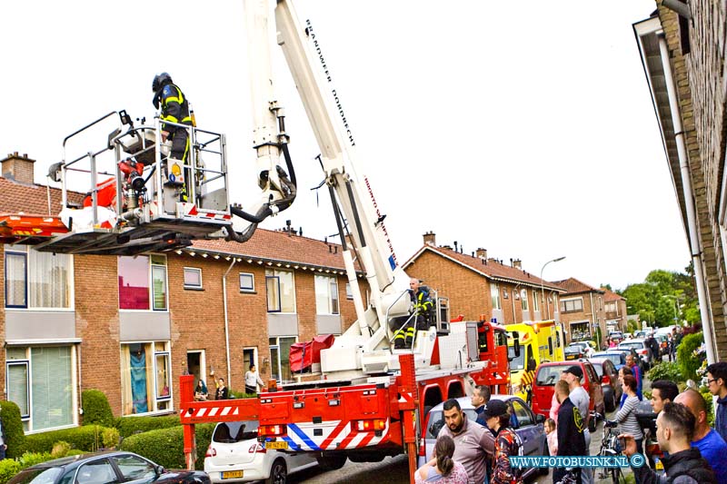 16051903.jpg - DORDRECHT 19-mei 2016 Een persoon gevallen op boven verdieping van woning in de Marianne straat in de Wijk Nieuw Kripijn. Omdat de trap een scherpe bocht maakt, werd de Brandweer ingeschakeld om het slachtoffer naar beneden te hijsen. De persoon raakt ernstig gewond en het personeel van de Trauma helikopter kwam ter plaatse om het personeel van de Ambulance te assisteren.NOVUM COPYRIGHT ETIENNE BUSINK