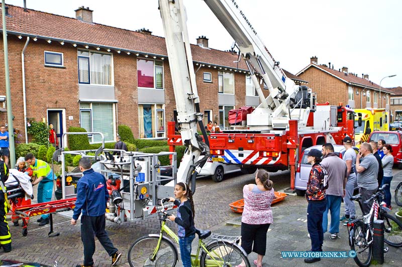 16051904.jpg - DORDRECHT 19-mei 2016 Een persoon gevallen op boven verdieping van woning in de Marianne straat in de Wijk Nieuw Kripijn. Omdat de trap een scherpe bocht maakt, werd de Brandweer ingeschakeld om het slachtoffer naar beneden te hijsen. De persoon raakt ernstig gewond en het personeel van de Trauma helikopter kwam ter plaatse om het personeel van de Ambulance te assisteren.Deze digitale foto blijft eigendom van FOTOPERSBURO BUSINK. Wij hanteren de voorwaarden van het N.V.F. en N.V.J. Gebruik van deze foto impliceert dat u bekend bent  en akkoord gaat met deze voorwaarden bij publicatie.EB/ETIENNE BUSINK