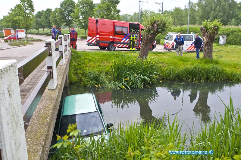 16052701.jpg - DORDRECHT 27 Mei 2016 Gisteren hebben vandalen mogelijk geprobeerd een auto te stelen, toe dit echter niet lukte hebben ze hem maar in de sloot geduwd aan het Halmaheiraplein. Vanmorgen vroeg werd de auto door voorbijgangers op gemerkt en rukte de hulpdiensten massaal uit voor niets. Een bergingsbedrijf haalde  auto uit de sloot.NOVUM COPYRIGHT ETIENNE BUSINK