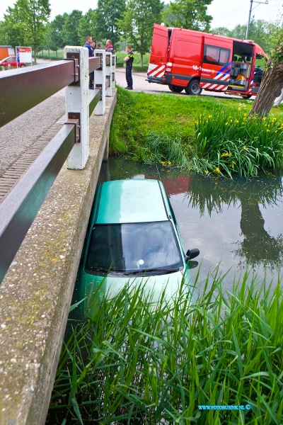 16052702.jpg - DORDRECHT 27 Mei 2016 Gisteren hebben vandalen mogelijk geprobeerd een auto te stelen, toe dit echter niet lukte hebben ze hem maar in de sloot geduwd aan het Halmaheiraplein. Vanmorgen vroeg werd de auto door voorbijgangers op gemerkt en rukte de hulpdiensten massaal uit voor niets. Een bergingsbedrijf haalde  auto uit de sloot.Deze digitale foto blijft eigendom van FOTOPERSBURO BUSINK. Wij hanteren de voorwaarden van het N.V.F. en N.V.J. Gebruik van deze foto impliceert dat u bekend bent  en akkoord gaat met deze voorwaarden bij publicatie.EB/ETIENNE BUSINK