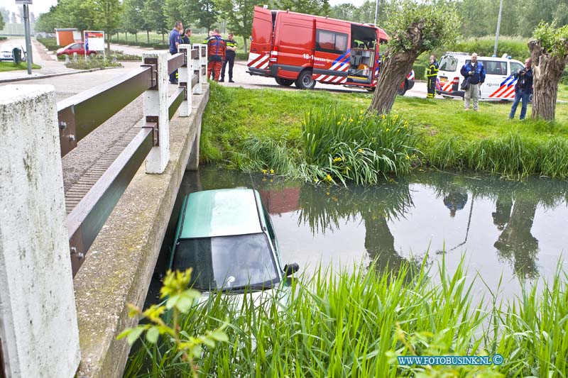 16052703.jpg - DORDRECHT 27 Mei 2016 Gisteren hebben vandalen mogelijk geprobeerd een auto te stelen, toe dit echter niet lukte hebben ze hem maar in de sloot geduwd aan het Halmaheiraplein. Vanmorgen vroeg werd de auto door voorbijgangers op gemerkt en rukte de hulpdiensten massaal uit voor niets. Een bergingsbedrijf haalde  auto uit de sloot.Deze digitale foto blijft eigendom van FOTOPERSBURO BUSINK. Wij hanteren de voorwaarden van het N.V.F. en N.V.J. Gebruik van deze foto impliceert dat u bekend bent  en akkoord gaat met deze voorwaarden bij publicatie.EB/ETIENNE BUSINK