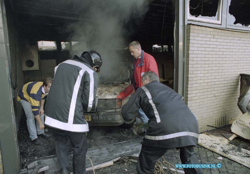 93111601.jpg - DORDRECHT - 16-11-1993 Ambulance in brand in sluis van het Refaja Ziekenhuis Steenhovenplein.Deze digitale foto blijft eigendom van FOTOPERSBURO BUSINK. Wij hanteren de voorwaarden van het N.V.F. en N.V.J. Gebruik van deze foto impliceert dat u bekend bent  en akkoord gaat met deze voorwaarden bij publicatie.EB/ETIENNE BUSINK