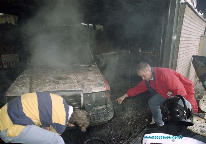 93111603.jpg - DORDRECHT - 16-11-1993 Ambulance in brand in sluis van het Refaja Ziekenhuis Steenhovenplein.Deze digitale foto blijft eigendom van FOTOPERSBURO BUSINK. Wij hanteren de voorwaarden van het N.V.F. en N.V.J. Gebruik van deze foto impliceert dat u bekend bent  en akkoord gaat met deze voorwaarden bij publicatie.EB/ETIENNE BUSINK