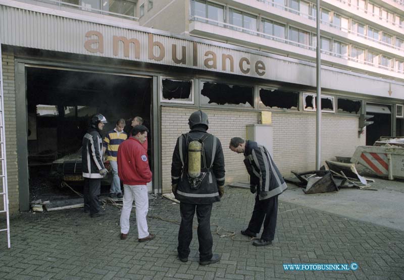 93111604.jpg - DORDRECHT - 16-11-1993 Ambulance in brand in sluis van het Refaja Ziekenhuis Steenhovenplein.Deze digitale foto blijft eigendom van FOTOPERSBURO BUSINK. Wij hanteren de voorwaarden van het N.V.F. en N.V.J. Gebruik van deze foto impliceert dat u bekend bent  en akkoord gaat met deze voorwaarden bij publicatie.EB/ETIENNE BUSINK