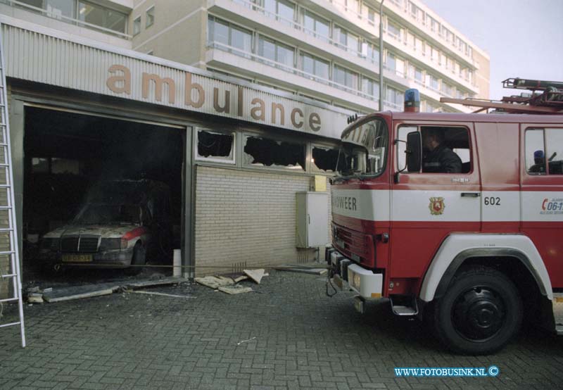 93111605.jpg - DORDRECHT - 16-11-1993 Ambulance in brand in sluis van het Refaja Ziekenhuis Steenhovenplein.Deze digitale foto blijft eigendom van FOTOPERSBURO BUSINK. Wij hanteren de voorwaarden van het N.V.F. en N.V.J. Gebruik van deze foto impliceert dat u bekend bent  en akkoord gaat met deze voorwaarden bij publicatie.EB/ETIENNE BUSINK