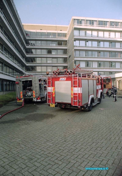 93111607.jpg - DORDRECHT - 16-11-1993 Ambulance in brand in sluis van het Refaja Ziekenhuis Steenhovenplein.Deze digitale foto blijft eigendom van FOTOPERSBURO BUSINK. Wij hanteren de voorwaarden van het N.V.F. en N.V.J. Gebruik van deze foto impliceert dat u bekend bent  en akkoord gaat met deze voorwaarden bij publicatie.EB/ETIENNE BUSINK