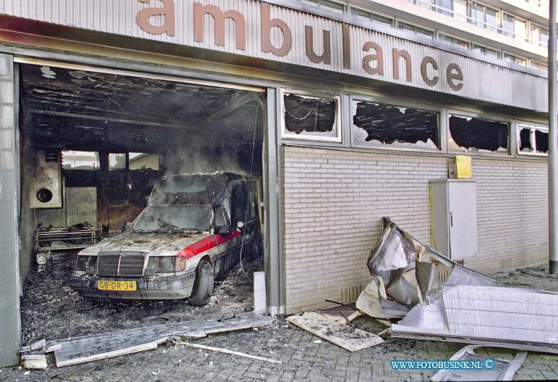 93111608.jpg - DORDRECHT - 16-11-1993 Ambulance in brand in sluis van het Refaja Ziekenhuis Steenhovenplein.Deze digitale foto blijft eigendom van FOTOPERSBURO BUSINK. Wij hanteren de voorwaarden van het N.V.F. en N.V.J. Gebruik van deze foto impliceert dat u bekend bent  en akkoord gaat met deze voorwaarden bij publicatie.EB/ETIENNE BUSINK