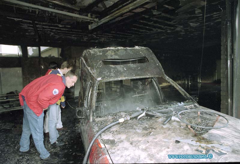 93111609.jpg - DORDRECHT - 16-11-1993 Ambulance in brand in sluis van het Refaja Ziekenhuis Steenhovenplein.Deze digitale foto blijft eigendom van FOTOPERSBURO BUSINK. Wij hanteren de voorwaarden van het N.V.F. en N.V.J. Gebruik van deze foto impliceert dat u bekend bent  en akkoord gaat met deze voorwaarden bij publicatie.EB/ETIENNE BUSINK