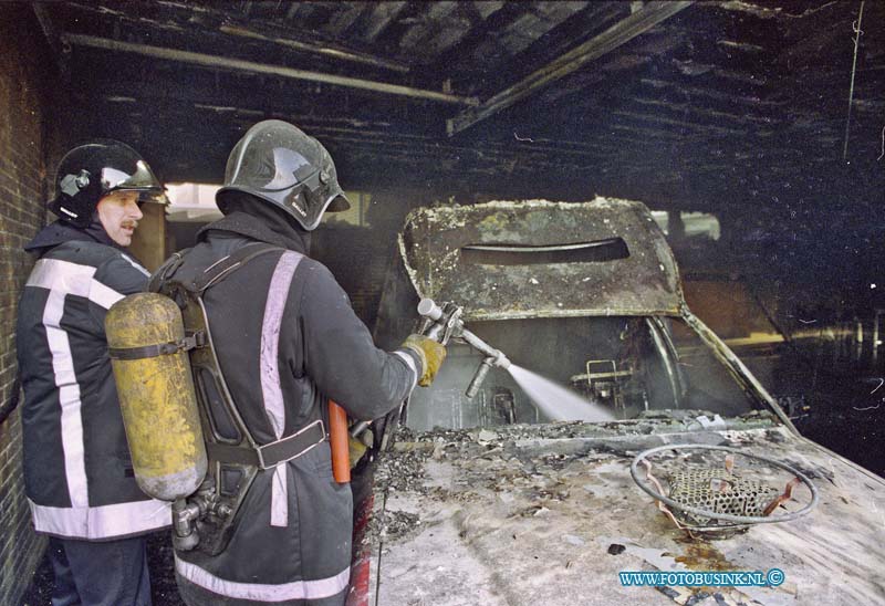 93111612.jpg - DORDRECHT - 16-11-1993 Ambulance in brand in sluis van het Refaja Ziekenhuis Steenhovenplein.Deze digitale foto blijft eigendom van FOTOPERSBURO BUSINK. Wij hanteren de voorwaarden van het N.V.F. en N.V.J. Gebruik van deze foto impliceert dat u bekend bent  en akkoord gaat met deze voorwaarden bij publicatie.EB/ETIENNE BUSINK