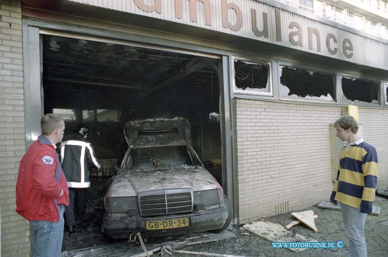 93111613.jpg - DORDRECHT - 16-11-1993 Ambulance in brand in sluis van het Refaja Ziekenhuis Steenhovenplein.Deze digitale foto blijft eigendom van FOTOPERSBURO BUSINK. Wij hanteren de voorwaarden van het N.V.F. en N.V.J. Gebruik van deze foto impliceert dat u bekend bent  en akkoord gaat met deze voorwaarden bij publicatie.EB/ETIENNE BUSINK