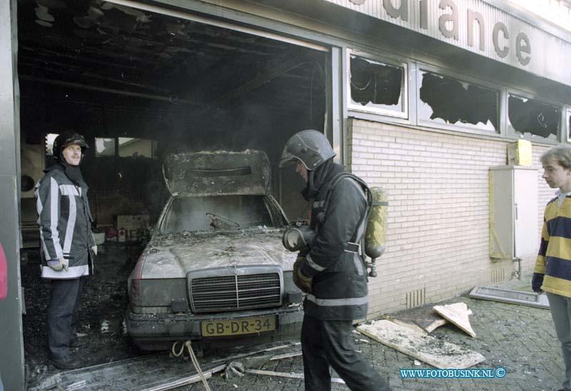 93111614.jpg - DORDRECHT - 16-11-1993 Ambulance in brand in sluis van het Refaja Ziekenhuis Steenhovenplein.Deze digitale foto blijft eigendom van FOTOPERSBURO BUSINK. Wij hanteren de voorwaarden van het N.V.F. en N.V.J. Gebruik van deze foto impliceert dat u bekend bent  en akkoord gaat met deze voorwaarden bij publicatie.EB/ETIENNE BUSINK