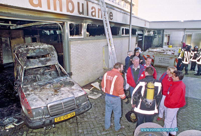 93111615.jpg - DORDRECHT - 16-11-1993 Ambulance in brand in sluis van het Refaja Ziekenhuis Steenhovenplein.Deze digitale foto blijft eigendom van FOTOPERSBURO BUSINK. Wij hanteren de voorwaarden van het N.V.F. en N.V.J. Gebruik van deze foto impliceert dat u bekend bent  en akkoord gaat met deze voorwaarden bij publicatie.EB/ETIENNE BUSINK