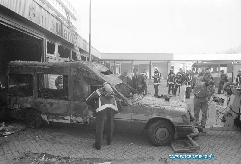 93111621.jpg - DORDRECHT - 16-11-1993 Ambulance in brand in sluis van het Refaja Ziekenhuis Steenhovenplein.Deze digitale foto blijft eigendom van FOTOPERSBURO BUSINK. Wij hanteren de voorwaarden van het N.V.F. en N.V.J. Gebruik van deze foto impliceert dat u bekend bent  en akkoord gaat met deze voorwaarden bij publicatie.EB/ETIENNE BUSINK