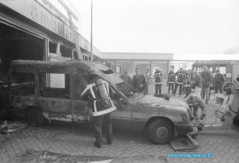 93111622.jpg - DORDRECHT - 16-11-1993 Ambulance in brand in sluis van het Refaja Ziekenhuis Steenhovenplein.Deze digitale foto blijft eigendom van FOTOPERSBURO BUSINK. Wij hanteren de voorwaarden van het N.V.F. en N.V.J. Gebruik van deze foto impliceert dat u bekend bent  en akkoord gaat met deze voorwaarden bij publicatie.EB/ETIENNE BUSINK