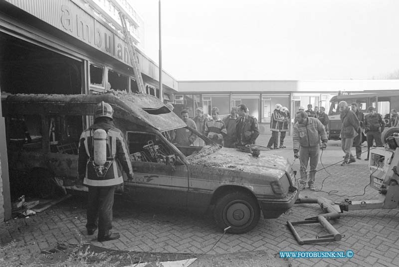 93111623.jpg - DORDRECHT - 16-11-1993 Ambulance in brand in sluis van het Refaja Ziekenhuis Steenhovenplein.Deze digitale foto blijft eigendom van FOTOPERSBURO BUSINK. Wij hanteren de voorwaarden van het N.V.F. en N.V.J. Gebruik van deze foto impliceert dat u bekend bent  en akkoord gaat met deze voorwaarden bij publicatie.EB/ETIENNE BUSINK