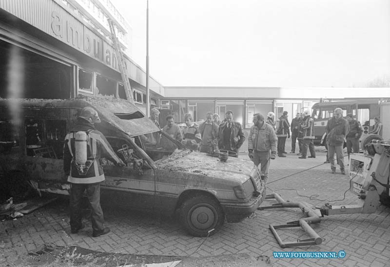 93111624.jpg - DORDRECHT - 16-11-1993 Ambulance in brand in sluis van het Refaja Ziekenhuis Steenhovenplein.Deze digitale foto blijft eigendom van FOTOPERSBURO BUSINK. Wij hanteren de voorwaarden van het N.V.F. en N.V.J. Gebruik van deze foto impliceert dat u bekend bent  en akkoord gaat met deze voorwaarden bij publicatie.EB/ETIENNE BUSINK