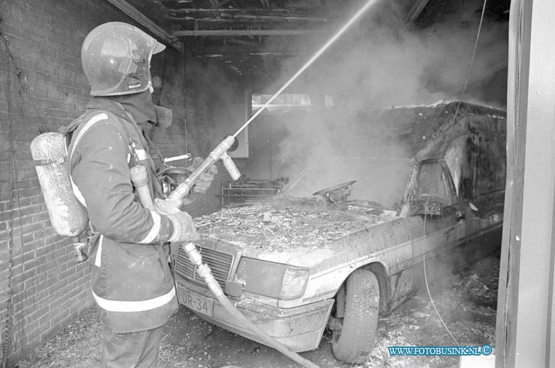 93111628.jpg - DORDRECHT - 16-11-1993 Ambulance in brand in sluis van het Refaja Ziekenhuis Steenhovenplein.Deze digitale foto blijft eigendom van FOTOPERSBURO BUSINK. Wij hanteren de voorwaarden van het N.V.F. en N.V.J. Gebruik van deze foto impliceert dat u bekend bent  en akkoord gaat met deze voorwaarden bij publicatie.EB/ETIENNE BUSINK