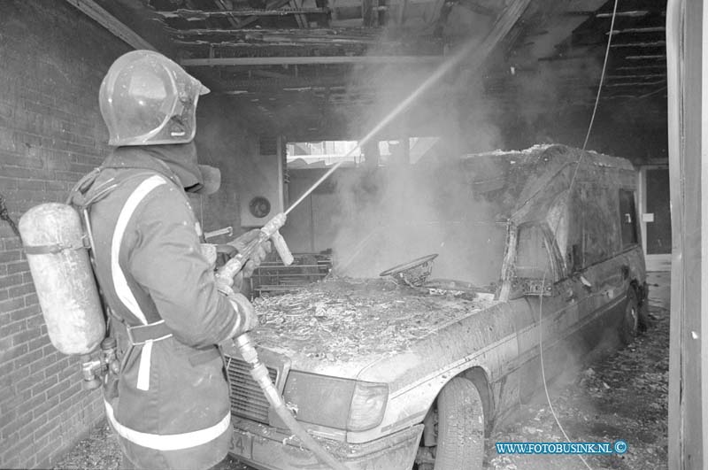 93111629.jpg - DORDRECHT - 16-11-1993 Ambulance in brand in sluis van het Refaja Ziekenhuis Steenhovenplein.Deze digitale foto blijft eigendom van FOTOPERSBURO BUSINK. Wij hanteren de voorwaarden van het N.V.F. en N.V.J. Gebruik van deze foto impliceert dat u bekend bent  en akkoord gaat met deze voorwaarden bij publicatie.EB/ETIENNE BUSINK