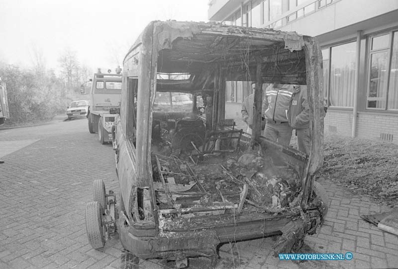 93111630.jpg - DORDRECHT - 16-11-1993 Ambulance in brand in sluis van het Refaja Ziekenhuis Steenhovenplein.Deze digitale foto blijft eigendom van FOTOPERSBURO BUSINK. Wij hanteren de voorwaarden van het N.V.F. en N.V.J. Gebruik van deze foto impliceert dat u bekend bent  en akkoord gaat met deze voorwaarden bij publicatie.EB/ETIENNE BUSINK