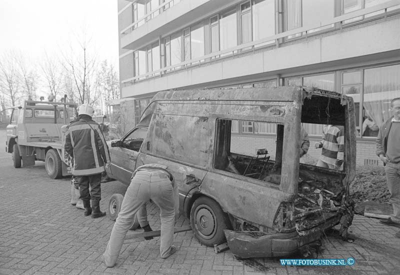 93111631.jpg - DORDRECHT - 16-11-1993 Ambulance in brand in sluis van het Refaja Ziekenhuis Steenhovenplein.Deze digitale foto blijft eigendom van FOTOPERSBURO BUSINK. Wij hanteren de voorwaarden van het N.V.F. en N.V.J. Gebruik van deze foto impliceert dat u bekend bent  en akkoord gaat met deze voorwaarden bij publicatie.EB/ETIENNE BUSINK