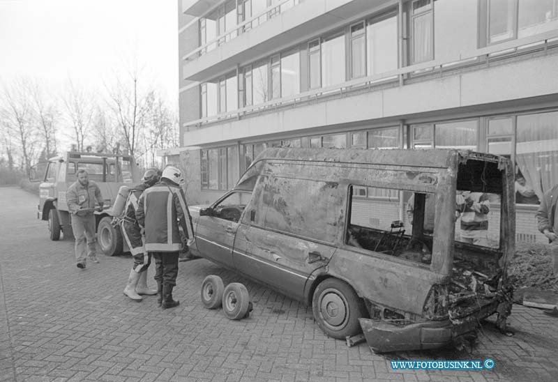 93111632.jpg - DORDRECHT - 16-11-1993 Ambulance in brand in sluis van het Refaja Ziekenhuis Steenhovenplein.Deze digitale foto blijft eigendom van FOTOPERSBURO BUSINK. Wij hanteren de voorwaarden van het N.V.F. en N.V.J. Gebruik van deze foto impliceert dat u bekend bent  en akkoord gaat met deze voorwaarden bij publicatie.EB/ETIENNE BUSINK