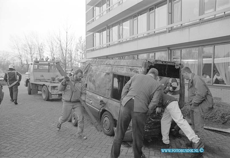 93111633.jpg - DORDRECHT - 16-11-1993 Ambulance in brand in sluis van het Refaja Ziekenhuis Steenhovenplein.Deze digitale foto blijft eigendom van FOTOPERSBURO BUSINK. Wij hanteren de voorwaarden van het N.V.F. en N.V.J. Gebruik van deze foto impliceert dat u bekend bent  en akkoord gaat met deze voorwaarden bij publicatie.EB/ETIENNE BUSINK