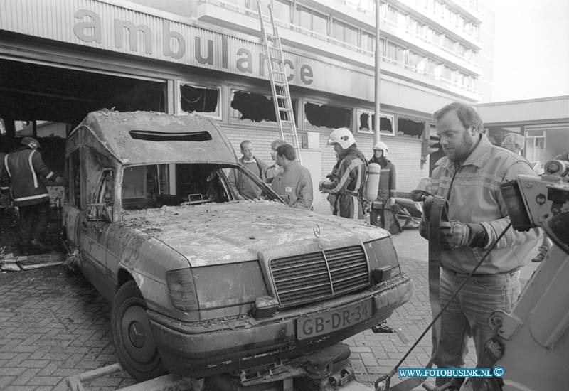 93111634.jpg - DORDRECHT - 16-11-1993 Ambulance in brand in sluis van het Refaja Ziekenhuis Steenhovenplein.Deze digitale foto blijft eigendom van FOTOPERSBURO BUSINK. Wij hanteren de voorwaarden van het N.V.F. en N.V.J. Gebruik van deze foto impliceert dat u bekend bent  en akkoord gaat met deze voorwaarden bij publicatie.EB/ETIENNE BUSINK