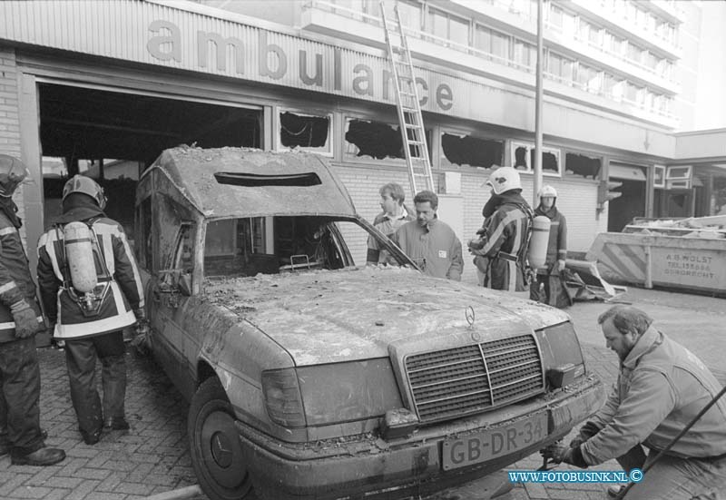 93111635.jpg - DORDRECHT - 16-11-1993 Ambulance in brand in sluis van het Refaja Ziekenhuis Steenhovenplein.Deze digitale foto blijft eigendom van FOTOPERSBURO BUSINK. Wij hanteren de voorwaarden van het N.V.F. en N.V.J. Gebruik van deze foto impliceert dat u bekend bent  en akkoord gaat met deze voorwaarden bij publicatie.EB/ETIENNE BUSINK