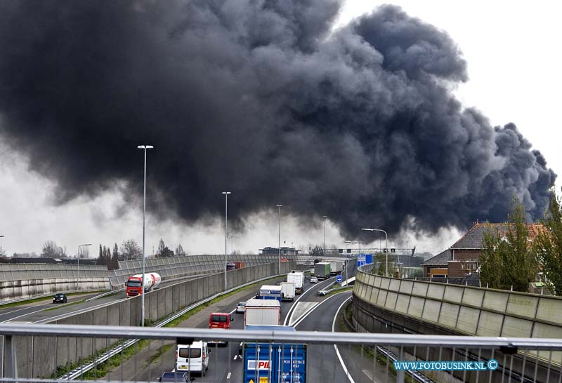 14112602.jpg - FOTOOPDRACHT:HARDINXVELD-GIESSENDAM:26-11-2014:Vanmorgen rond 11.00 is bij Van Noordenne Glas aan de Kade in Hardinxveld-Giessendam een zeer grote brand ontstaan. Na eerste meldingen bleek het al snel om een grote uitslaande brand bleek te gaan. De Rijksweg A15 werd vooral het verkeer afgesloten wat een ernorme file en verkeers gaos leiden. Deze digitale foto blijft eigendom van FOTOPERSBURO BUSINK. Wij hanteren de voorwaarden van het N.V.F. en N.V.J. Gebruik van deze foto impliceert dat u bekend bent  en akkoord gaat met deze voorwaarden bij publicatie.EB/ETIENNE BUSINK