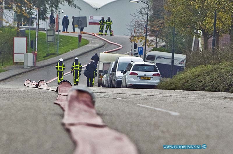 14112603.jpg - FOTOOPDRACHT:HARDINXVELD-GIESSENDAM:26-11-2014:Vanmorgen rond 11.00 is bij Van Noordenne Glas aan de Kade in Hardinxveld-Giessendam een zeer grote brand ontstaan. Na eerste meldingen bleek het al snel om een grote uitslaande brand bleek te gaan. De Rijksweg A15 werd vooral het verkeer afgesloten wat een ernorme file en verkeers gaos leiden. Deze digitale foto blijft eigendom van FOTOPERSBURO BUSINK. Wij hanteren de voorwaarden van het N.V.F. en N.V.J. Gebruik van deze foto impliceert dat u bekend bent  en akkoord gaat met deze voorwaarden bij publicatie.EB/ETIENNE BUSINK