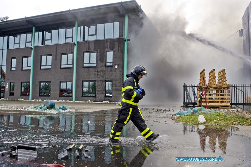 14112604.jpg - FOTOOPDRACHT:HARDINXVELD-GIESSENDAM:26-11-2014:Vanmorgen rond 11.00 is bij Van Noordenne Glas aan de Kade in Hardinxveld-Giessendam een zeer grote brand ontstaan. Na eerste meldingen bleek het al snel om een grote uitslaande brand bleek te gaan. De Rijksweg A15 werd vooral het verkeer afgesloten wat een ernorme file en verkeers gaos leiden. Deze digitale foto blijft eigendom van FOTOPERSBURO BUSINK. Wij hanteren de voorwaarden van het N.V.F. en N.V.J. Gebruik van deze foto impliceert dat u bekend bent  en akkoord gaat met deze voorwaarden bij publicatie.EB/ETIENNE BUSINK