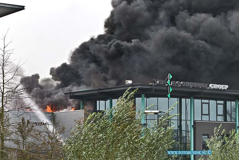 14112605.jpg - FOTOOPDRACHT:HARDINXVELD-GIESSENDAM:26-11-2014:Vanmorgen rond 11.00 is bij Van Noordenne Glas aan de Kade in Hardinxveld-Giessendam een zeer grote brand ontstaan. Na eerste meldingen bleek het al snel om een grote uitslaande brand bleek te gaan. De Rijksweg A15 werd vooral het verkeer afgesloten wat een ernorme file en verkeers gaos leiden. Deze digitale foto blijft eigendom van FOTOPERSBURO BUSINK. Wij hanteren de voorwaarden van het N.V.F. en N.V.J. Gebruik van deze foto impliceert dat u bekend bent  en akkoord gaat met deze voorwaarden bij publicatie.EB/ETIENNE BUSINK