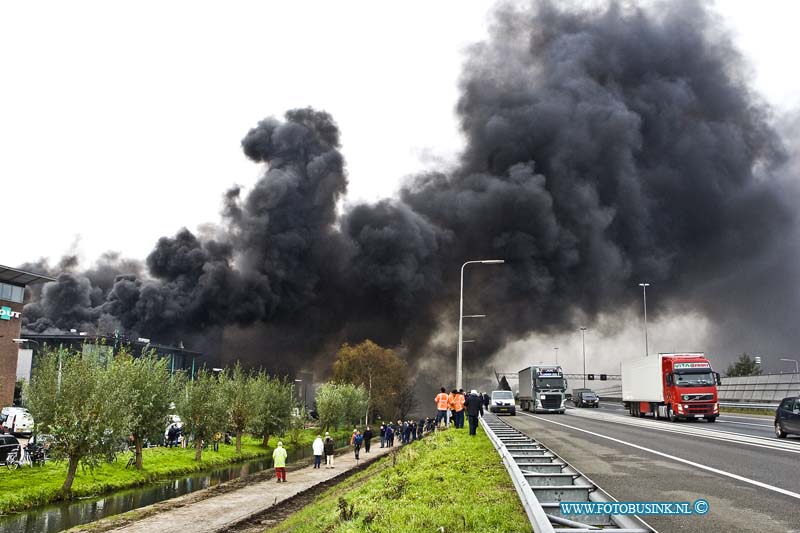 14112606.jpg - FOTOOPDRACHT:HARDINXVELD-GIESSENDAM:26-11-2014:Vanmorgen rond 11.00 is bij Van Noordenne Glas aan de Kade in Hardinxveld-Giessendam een zeer grote brand ontstaan. Na eerste meldingen bleek het al snel om een grote uitslaande brand bleek te gaan. De Rijksweg A15 werd vooral het verkeer afgesloten wat een ernorme file en verkeers gaos leiden. Deze digitale foto blijft eigendom van FOTOPERSBURO BUSINK. Wij hanteren de voorwaarden van het N.V.F. en N.V.J. Gebruik van deze foto impliceert dat u bekend bent  en akkoord gaat met deze voorwaarden bij publicatie.EB/ETIENNE BUSINK