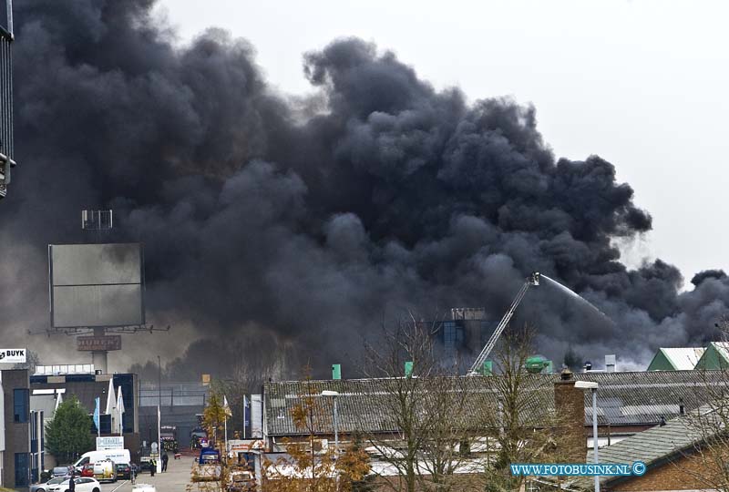 14112607.jpg - FOTOOPDRACHT:HARDINXVELD-GIESSENDAM:26-11-2014:Vanmorgen rond 11.00 is bij Van Noordenne Glas aan de Kade in Hardinxveld-Giessendam een zeer grote brand ontstaan. Na eerste meldingen bleek het al snel om een grote uitslaande brand bleek te gaan. De Rijksweg A15 werd vooral het verkeer afgesloten wat een ernorme file en verkeers gaos leiden. Deze digitale foto blijft eigendom van FOTOPERSBURO BUSINK. Wij hanteren de voorwaarden van het N.V.F. en N.V.J. Gebruik van deze foto impliceert dat u bekend bent  en akkoord gaat met deze voorwaarden bij publicatie.EB/ETIENNE BUSINK