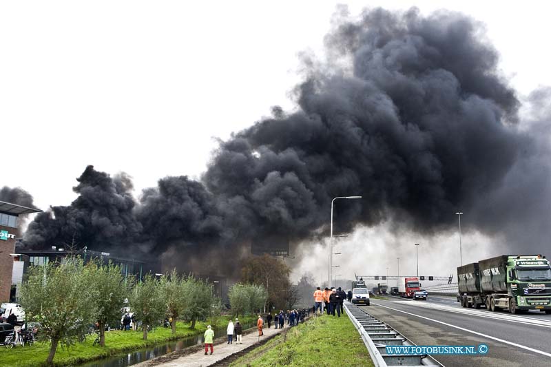 14112609.jpg - FOTOOPDRACHT:HARDINXVELD-GIESSENDAM:26-11-2014:Vanmorgen rond 11.00 is bij Van Noordenne Glas aan de Kade in Hardinxveld-Giessendam een zeer grote brand ontstaan. Na eerste meldingen bleek het al snel om een grote uitslaande brand bleek te gaan. De Rijksweg A15 werd vooral het verkeer afgesloten wat een ernorme file en verkeers gaos leiden. Deze digitale foto blijft eigendom van FOTOPERSBURO BUSINK. Wij hanteren de voorwaarden van het N.V.F. en N.V.J. Gebruik van deze foto impliceert dat u bekend bent  en akkoord gaat met deze voorwaarden bij publicatie.EB/ETIENNE BUSINK