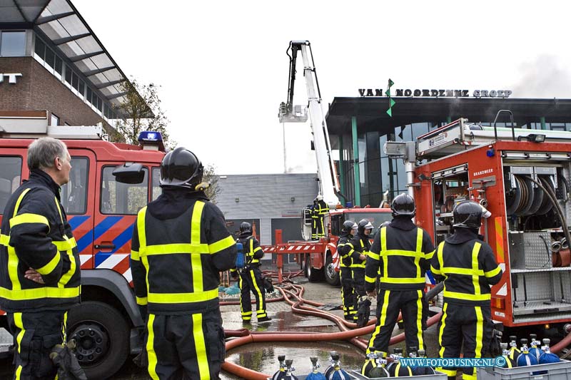 14112611.jpg - FOTOOPDRACHT:HARDINXVELD-GIESSENDAM:26-11-2014:Vanmorgen rond 11.00 is bij Van Noordenne Glas aan de Kade in Hardinxveld-Giessendam een zeer grote brand ontstaan. Na eerste meldingen bleek het al snel om een grote uitslaande brand bleek te gaan. De Rijksweg A15 werd vooral het verkeer afgesloten wat een ernorme file en verkeers gaos leiden. Deze digitale foto blijft eigendom van FOTOPERSBURO BUSINK. Wij hanteren de voorwaarden van het N.V.F. en N.V.J. Gebruik van deze foto impliceert dat u bekend bent  en akkoord gaat met deze voorwaarden bij publicatie.EB/ETIENNE BUSINK