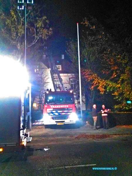 15110101.jpg - ZWIJNDRECHT - 01-11-2015 - In de schoorsteen van een villa woning aan de Burgemeester de Bruinelaan te Zwijndrecht. Iis gisteren avond een middelbrand ontstaan, de brandweer rukte met groot matrieel uit om de brand snel te kunnen blussen. De brand blijkt lastig te bestrijden. Uit voorzorg kwamen er extra voertuigen ter plaatse. Deze digitale foto blijft eigendom van FOTOPERSBURO BUSINK. Wij hanteren de voorwaarden van het N.V.F. en N.V.J. Gebruik van deze foto impliceert dat u bekend bent  en akkoord gaat met deze voorwaarden bij publicatie.EB/ETIENNE BUSINK