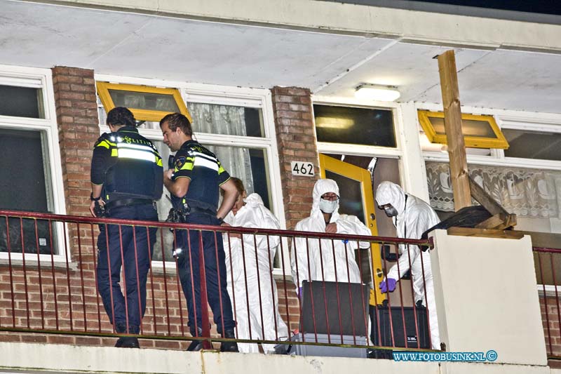 15110801.jpg - PAPENDRECHT - 08 November 2015  De politie heeft een dode vrouw aangetroffen in een flatwoning aan de Staringlaan in Papendrecht. De Forensische Opsporing van de politie is bezig met een onderzoek. Het stoffelijk overschot werd door de politie in de flatwoning aangetroffen, iemand had de vrouw als vermist opgegeven. toen de politie ging kijken bij de woning van de vrouw werd er niet open gedaan. De agenten zijn naar binnen gegaan en troffen daar de overleden vrouw aan.  Het is nog onbekend hoe de vrouw om het leven gekomen is. Ook werd er door de poltie onderzoek gedaan in een woning aan de Kamerlingh Onneslaan.Deze digitale foto blijft eigendom van FOTOPERSBURO BUSINK. Wij hanteren de voorwaarden van het N.V.F. en N.V.J. Gebruik van deze foto impliceert dat u bekend bent  en akkoord gaat met deze voorwaarden bij publicatie.EB/ETIENNE BUSINK