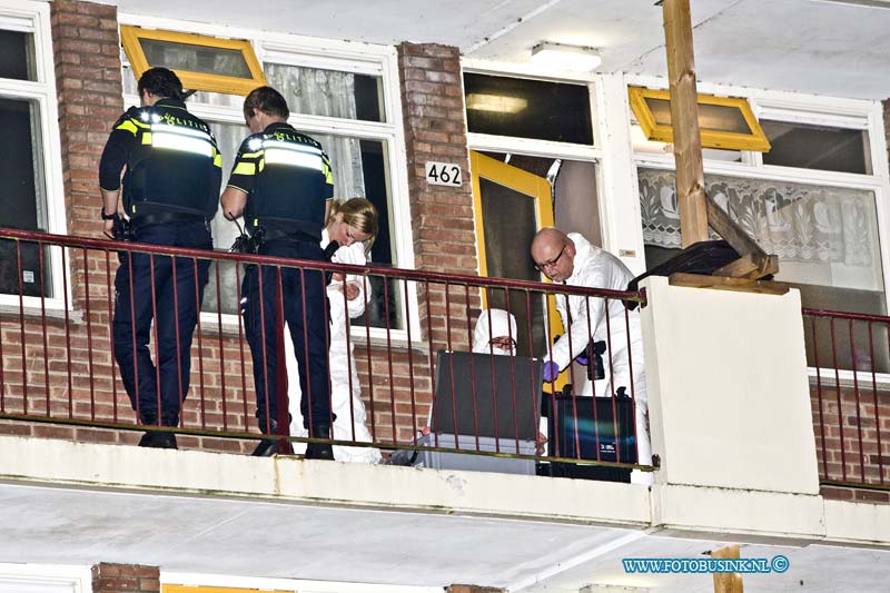 15110802.jpg - PAPENDRECHT - 08 November 2015  De politie heeft een dode vrouw aangetroffen in een flatwoning aan de Staringlaan in Papendrecht. De Forensische Opsporing van de politie is bezig met een onderzoek. Het stoffelijk overschot werd door de politie in de flatwoning aangetroffen, iemand had de vrouw als vermist opgegeven. toen de politie ging kijken bij de woning van de vrouw werd er niet open gedaan. De agenten zijn naar binnen gegaan en troffen daar de overleden vrouw aan.  Het is nog onbekend hoe de vrouw om het leven gekomen is. Ook werd er door de poltie onderzoek gedaan in een woning aan de Kamerlingh Onneslaan.Deze digitale foto blijft eigendom van FOTOPERSBURO BUSINK. Wij hanteren de voorwaarden van het N.V.F. en N.V.J. Gebruik van deze foto impliceert dat u bekend bent  en akkoord gaat met deze voorwaarden bij publicatie.EB/ETIENNE BUSINK