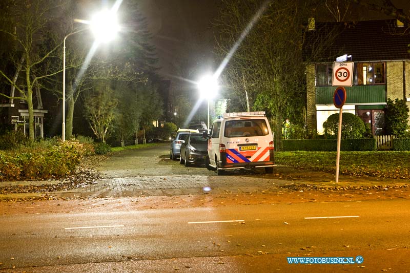 15110803.jpg - PAPENDRECHT - 08 November 2015  ( Foto Ook werd er door de poltie onderzoek gedaan in een woning aan de Kamerlingh Onneslaan.) De politie heeft een dode vrouw aangetroffen in een flatwoning aan de Staringlaan in Papendrecht. De Forensische Opsporing van de politie is bezig met een onderzoek. Het stoffelijk overschot werd door de politie in de flatwoning aangetroffen, iemand had de vrouw als vermist opgegeven. toen de politie ging kijken bij de woning van de vrouw werd er niet open gedaan. De agenten zijn naar binnen gegaan en troffen daar de overleden vrouw aan.  Het is nog onbekend hoe de vrouw om het leven gekomen is. Deze digitale foto blijft eigendom van FOTOPERSBURO BUSINK. Wij hanteren de voorwaarden van het N.V.F. en N.V.J. Gebruik van deze foto impliceert dat u bekend bent  en akkoord gaat met deze voorwaarden bij publicatie.EB/ETIENNE BUSINK