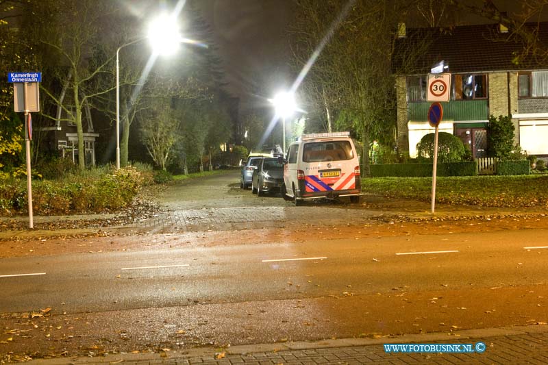 15110804.jpg - PAPENDRECHT - 08 November 2015  ( Foto Ook werd er door de poltie onderzoek gedaan in een woning aan de Kamerlingh Onneslaan.) De politie heeft een dode vrouw aangetroffen in een flatwoning aan de Staringlaan in Papendrecht. De Forensische Opsporing van de politie is bezig met een onderzoek. Het stoffelijk overschot werd door de politie in de flatwoning aangetroffen, iemand had de vrouw als vermist opgegeven. toen de politie ging kijken bij de woning van de vrouw werd er niet open gedaan. De agenten zijn naar binnen gegaan en troffen daar de overleden vrouw aan.  Het is nog onbekend hoe de vrouw om het leven gekomen is. Deze digitale foto blijft eigendom van FOTOPERSBURO BUSINK. Wij hanteren de voorwaarden van het N.V.F. en N.V.J. Gebruik van deze foto impliceert dat u bekend bent  en akkoord gaat met deze voorwaarden bij publicatie.EB/ETIENNE BUSINK