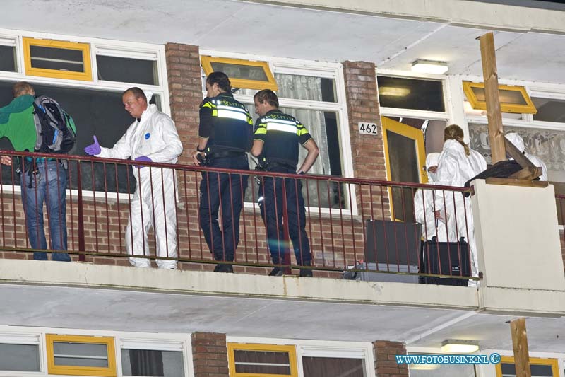 15110807.jpg - PAPENDRECHT - 08 November 2015  De politie heeft een dode vrouw aangetroffen in een flatwoning aan de Staringlaan in Papendrecht. De Forensische Opsporing van de politie is bezig met een onderzoek. Het stoffelijk overschot werd door de politie in de flatwoning aangetroffen, iemand had de vrouw als vermist opgegeven. toen de politie ging kijken bij de woning van de vrouw werd er niet open gedaan. De agenten zijn naar binnen gegaan en troffen daar de overleden vrouw aan.  Het is nog onbekend hoe de vrouw om het leven gekomen is. Ook werd er door de poltie onderzoek gedaan in een woning aan de Kamerlingh Onneslaan.Deze digitale foto blijft eigendom van FOTOPERSBURO BUSINK. Wij hanteren de voorwaarden van het N.V.F. en N.V.J. Gebruik van deze foto impliceert dat u bekend bent  en akkoord gaat met deze voorwaarden bij publicatie.EB/ETIENNE BUSINK